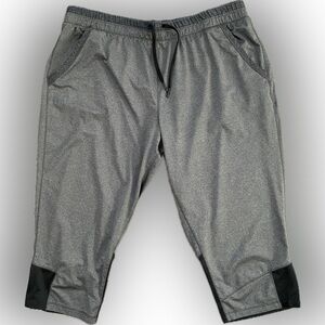 Under Armour Heat Gear Loose Fit Capris - Size XXL